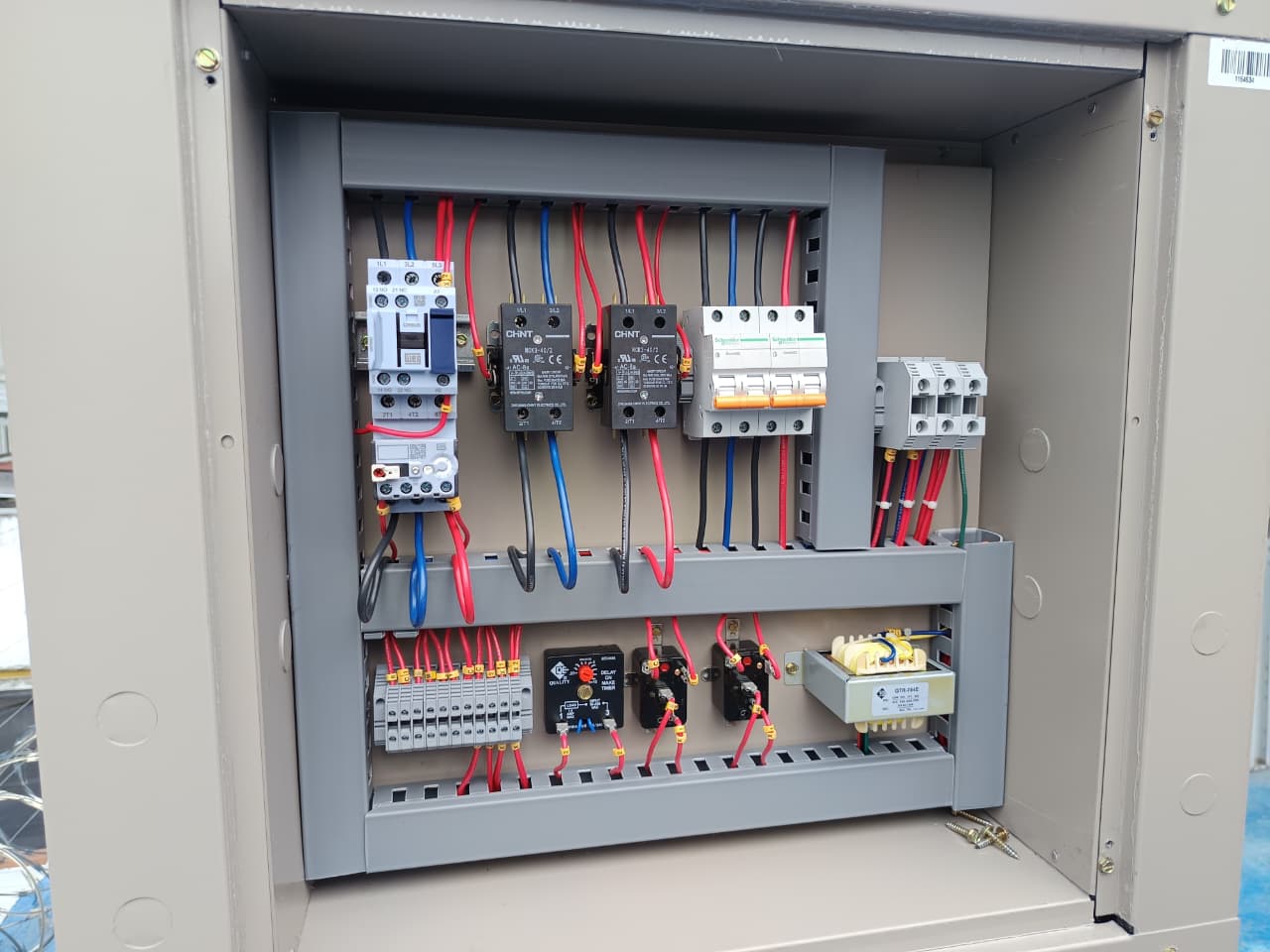 Tablero de control eléctrico industrial con contactores, breakers Schneider, relevos temporizadores y sistema de mando automatizado